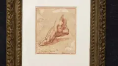 Uramljena skica stopala rađena crvenom kredom