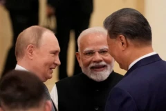 Vladimir Putin, Narendra Modi y Xi Jinping sonrién al encontrarse en China el lunes 1 de septiembre