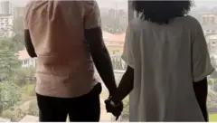 Tọkọtaya to di ọwọ ara wọn mu