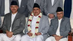 प्रधानन्यायाधीश हरिकृष्ण कार्कीसँग न्यायाधीश विश्वम्भरप्रसाद श्रेष्ठ र ईश्वरप्रसाद खतिवडा