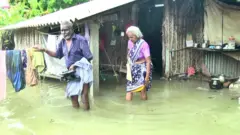 ராமநாதபுரம் மாவட்டத்தில், மண்டபம் அடுத்த கலைஞர் நகர் பகுதியில் 30-க்கும் மேற்பட்ட வீடுகளுக்குள் தண்ணீர் புகுந்துள்ளது.