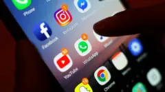 экран смартфона с иконками соцсетей