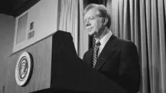 الرئيس الأمريكي جيمي كارتر يعلن فرض عقوبات جديدة على إيران رداً على احتجاز رهائن أمريكيين، في 7 أبريل/نيسان 1980
