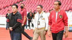 Presiden Joko Widodo (kanan) didampingi Ketua Umum PSSI Erick Thohir (kiri) dan Wakil Ketua Umum PSSI Zainudin Amali (tengah) berjalan untuk menemui pemain Timnas U-20 di Stadion Utama Gelora Bung Karno, Jakarta, Sabtu (01/04).