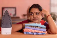 घर चालवताना मेंदूचं काय होतं? न दिसणारं 'मानसिक ओझं' थेट आरोग्यावर कसा परिणाम करतं?