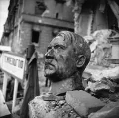 Um busto de Hitler entre as ruínas de Berlim