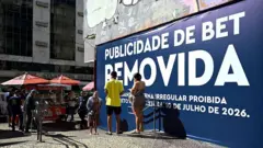 Cartaz anunciando a remoção de publicidade de casa de apostas no bairro da Lapa, no Rio de Janeiro