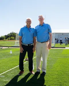 A Fifa aposta que décadas de pesquisa de John Sorochan (à esquerda) e Trey Rogers (à direita) sobre gramados esportivos vão garantir campos resistentes o suficiente para suportar a intensidade da Copa do Mundo
