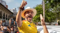 Abelardo de la Espriella con la camiseta de la selección de fútbol Colombia levanta su puño apretado tras votar en el balotaje presidencial de Colombia que lo tiene como favorito el 21 de junio de 2026 en Barranquilla.