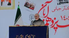 Mohammad Bagher Qalibaf, presidente del Parlamento de Irán, ante un micrófono