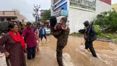 "35 வருடத்தில் நான் பார்த்திராத மழை" என்று வெள்ளம் சூழ்ந்த பகுதியில் வாழும் நந்தினி கூறினார்.