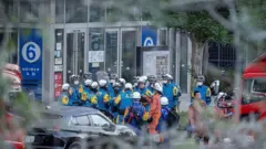 Vários policiais ao redor de shopping que teve parte da estrutura danificada com terremoto