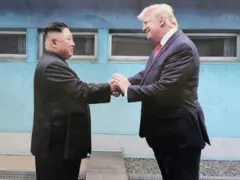 Ông Kim Jong-un (trái) và ông Donald Trump vào năm 2019 tại khu phi quân sự liên Triều (DMZ) 