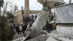 سرنگون کردن مجسمه حافظ اسد در سوریه 