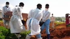 "J'ai enterré mes parents un jour après l'autre" : les survivants d'Ebola apprennent à faire leur deuil en toute sécurité