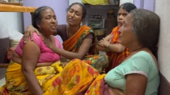 भगदड़ में मारे गए लोगों के परिजन