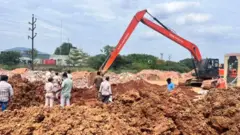விசாகப்பட்டினத்தில் உள்ள ஷீலாநகர்-சப்பவரத்தை இணைக்கும் புதிய சாலையைப் துறைமுகச் சாலையுடன் இணைக்கும் பணிகளுக்காக இந்த மண் கொட்டப்பட்டது.