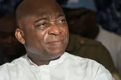 Le candidat indépendant ivoirien à la présidentielle, Ahoua Don Mello, assiste à son meeting de campagne à Port-Bouët, à Abidjan, le 15 octobre 2025. 