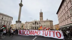 Una pancarta con el lema "Bloqueemos todo" en italiano en Roma, Italia, el 22 de septiembre de 2025