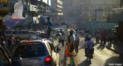 ኣብ ጐደና ካምፓላ፡ ሰባትን መካይንን ኣብ ዓራርቦ ይርኣዩ