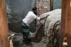 ট্যানারিতে চামড়া সংগ্রহের কাজ চলছে 