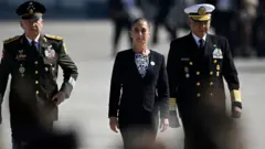 Sheinbaum junto al secretario de Defensa, Ricardo Trevilla Trejo (izq.) y el almirante Raymundo Pedro Morales, el pasado 10 de febrero.