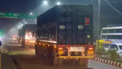 ज़हरीले कचरे से भरे ट्रक