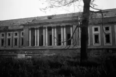 Vista de la dañada Nueva Cancillería del Reich desde el jardín, 1947.