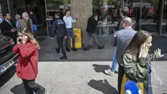 صورة تظهر أشخاصاً تبدو عليهم علامات الصدمة والقلق بعد زلزال ضرب إسطنبول.