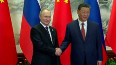 Presiden Rusia, Vladimir Putin, berjabat tangan dengan Presiden China, Xi Jinping, di Beijing dalam kunjungan pada Kamis (16/05).