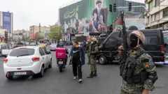 یک مامور یگان ویژه ضد شورش در خیابانی در تهران 