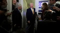 الرئيس الأمريكي دونالد ترامب يتحدث لصحافيين على متن الطائرة الرئاسية