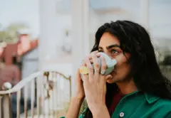 कहा जाता है कि ग्रीन टी में एंटी ऑक्सीडेंट होते हैं और ये वज़न कम करने में मदद करती है.