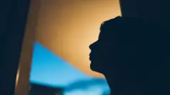 صورة جانبية لظل مراهق