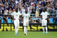Pape Alioune Ndiaye et Sadio Mané (Sénégal) affichent leur déception après le premier but du Japon lors du match de poule H de la Coupe du Monde de la FIFA, Russie 2018, opposant le Japon au Sénégal à l'Ekaterinburg Arena le 24 juin 2018 à Iekaterinbourg, en Russie.