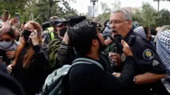 از آغاز جنگ اسرائيل در غزه  دانشگاه‌های آمریکا بارها صحنه تظاهرات و جدل‌های لفظی درباره جنگ اسرائیل-غزه بود اما بعد از مدتی این اعتراض‌ها فراگیر شدائیل - غزه بود اما بعد از مدتی این اعتراض‌ها فراگیر شد