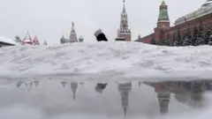 Женщина в сугробах на Красной площади