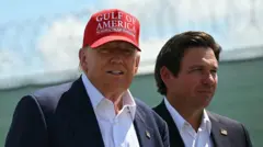 Donald Trump y Ron DeSantis en el nuevo centro de detención para migrantes indocumentados en Los Everglades, Florida.
