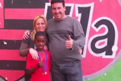 Cacau, a esposa e Vini Jr criança