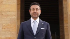 Anıtkabir'de fotoğraf çektiren bir siyasetçi takım elbiseyle poz veriyor
