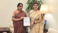 रुपाली चाकणकरांनी उपमुख्यमंत्री सुनेत्रा पवार यांच्याकडे राज्य महिला आयोगाच्या अध्यक्षपदाचा राजीनामा सोपवला.