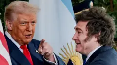 Donald Trump e Javier Milei, cercados pelas bandeiras dos EUA e da Argentina