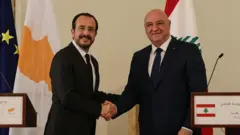 Kıbrıs Cumhuriyeti Cumhurbaşkanı Nikos Hristodulidis (solda) ile Lübnan Cumhurbaşkanı Joseph Avn el sıkışıyor