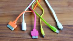 Cómo cuidar los cables de tus dispositivos electrónicos para que no se estropeen (y no es como seguramente lo estás haciendo)