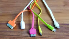 Cables de varios colores apoyados sobre una mesa. 