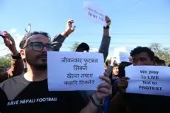 ललितपुरको सातदोबाटोस्थित एन्फा मुख्यालयमा एन्फा लीग निरन्तरताको माग गर्दै नेपाल फुटबल खेलाडी सङ्घको आह्वानमा धर्ना दिइरहेका राष्ट्रिय फुटबल खेलाडी, पूर्वखेलाडी तथा प्रशिक्षकहरू (फाइल तस्बिर)