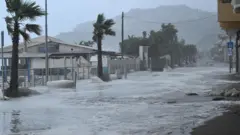 Područja pogođena lošim vremenom u blizini plaže Maceo u Taormini, na istočnoj obali Sicilije, južna Italija, 20. januara 2026. Italijanska služba civilne zaštite izdala je crveno upozorenje na loše vreme širom Sardinije, Sicilije i Kalabrije 