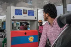 ነዳጅ እየቀዳ ያለ ግለሰብ 