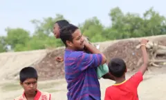 কয়েকজন শিশুর সঙ্গে পথিকৃৎ সাহা 