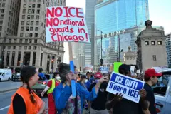 Manifestantes contra ICE en Chicago